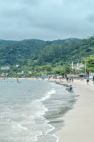 Bombinhas Brazylia Grudnia 2018 Plaży Widok Praia Zimbros Niektórych Kąpiących — Zdjęcie stockowe