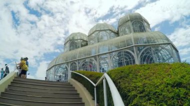 Curitiba - Pr, Brezilya - 15 Aralık 2018: Botanik Bahçe Curitiba. Jardim Botanico Francisco Rischbieter. Cam sera. Turistik yer, turistler. Zaman atlamalı video.