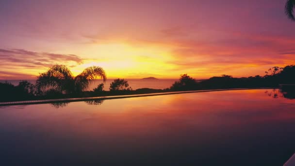 Sonnenaufgang Spiegelt Sich Auf Einem Pool Rande Eines Hügels Mit — Stockvideo