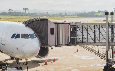 Jetway uçağa bağlı 