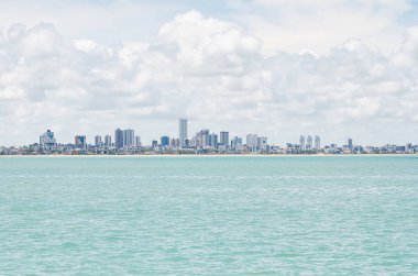 Denizin ortasından görülen Bessa Plajı. Praia do Bessa ve Joao Pessoa PB Brezilya kentinde deniz kenarında binalar.