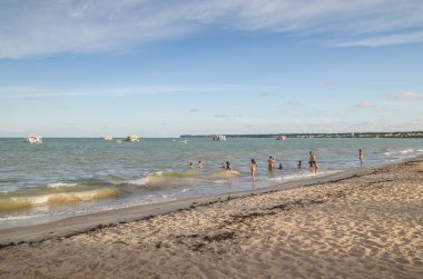 Tambau plajında insanlar