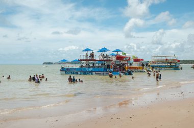 Praia de Tambau 'da Katamaran tekneleri
