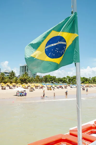 Braziliaanse vlag op een toeristisch strand — Stockfoto