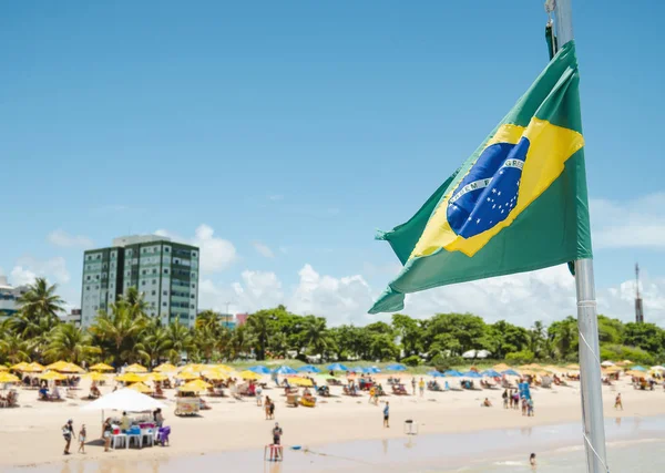 Brasilianische Flagge an einem Touristenstrand — Stockfoto