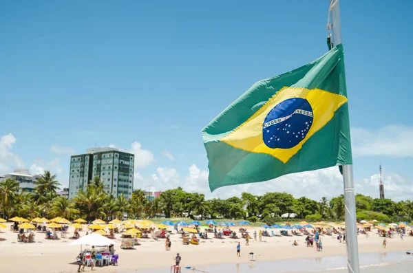 Brasilianische Flagge an einem Touristenstrand — Stockfoto