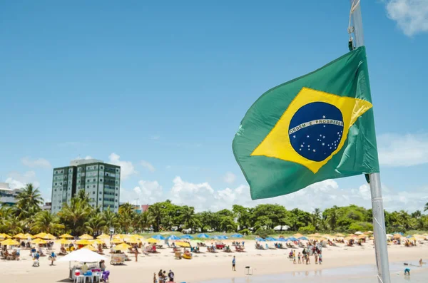 Brasilianische Flagge an einem Touristenstrand — Stockfoto