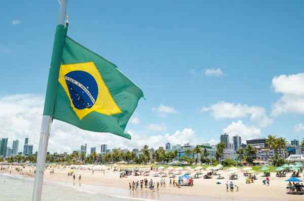 Bandeira brasileira em praia turística — Fotografia de Stock