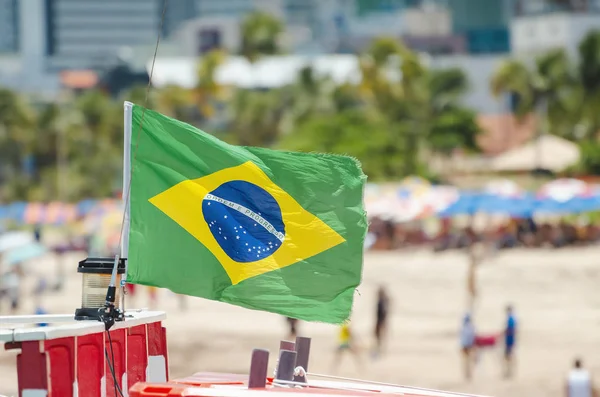 Brasilianische Flagge an einem Touristenstrand — Stockfoto