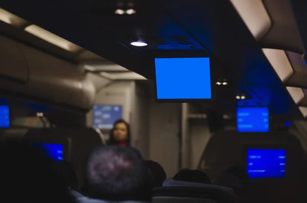 Телевизор самолета во время полета — стоковое фото