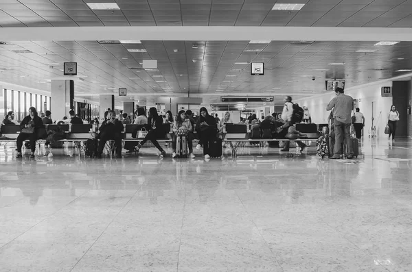 Personnes dans le salon des départs à Curitiba — Photo