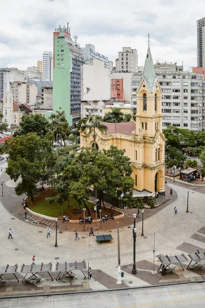 圣保罗斯普 2019年2月27日 市中心广场称为拉戈多佩桑杜与伊格雷亚诺萨森霍拉多罗萨里奥多斯霍恩斯普雷斯普雷斯教堂和城市的背景 — 图库照片