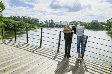 Ibirapuera park Köprüsü'nde insanlar