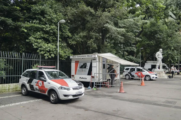 Base móvel da polícia militar no parque Trianon — Fotografia de Stock