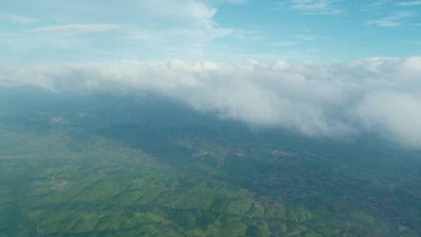 Widok Lotu Wysokości Chmur Pokładzie Samolotu Drogi Obszary Wiejskie Poniżej — Wideo stockowe