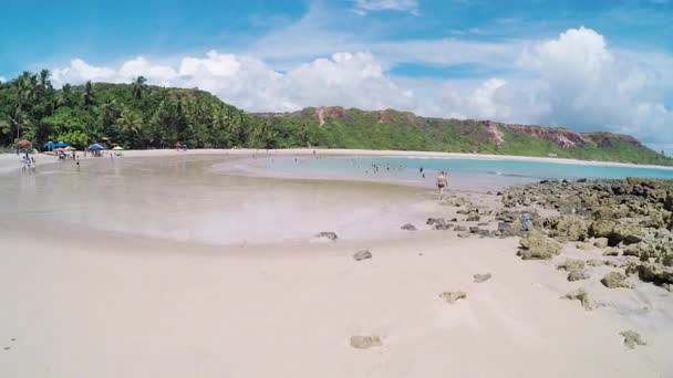 Ludzie Turyści Morzu Praia Coqueirinho Plaży Costa Conde Plaża Ciepłą — Wideo stockowe