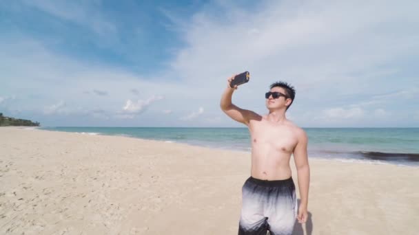 Ung Man Tar Selfies Med Sin Smartphone Stranden Sommar Man — Stockvideo