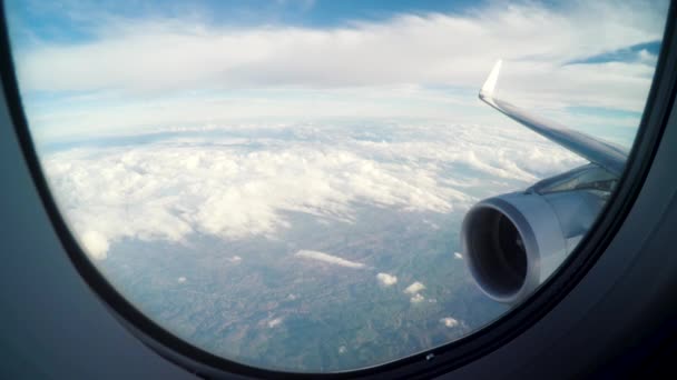 Avião Voando Alto Acima Das Nuvens Vista Interior Através Janela — Vídeo de Stock