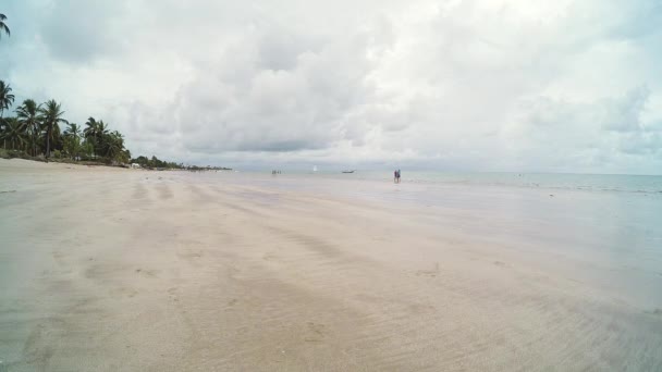 Timelapse Video Molnig Dag Stranden Personer Som Njuter Dagen Ponta — Stockvideo