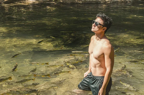 Homem cercado por peixes em Bonito MS, Brasil — Fotografia de Stock