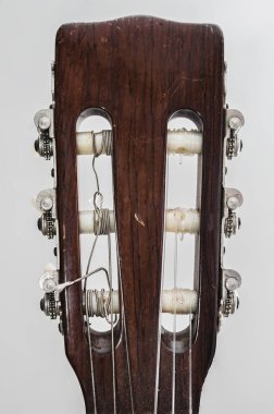 SAP kafası bir akustik gitar