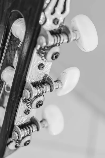 Pinos de afinação na cabeça de uma guitarra acústica . — Fotografia de Stock