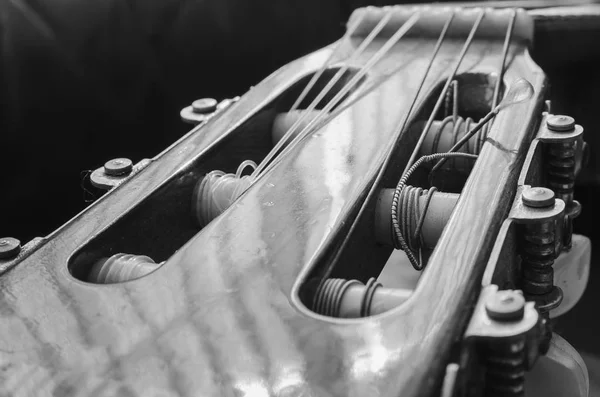 Kopfplatte einer akustischen Gitarre. — Stockfoto