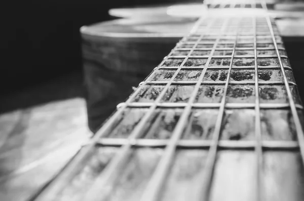 Foto prospectiva do pescoço de uma guitarra acústica antiga — Fotografia de Stock