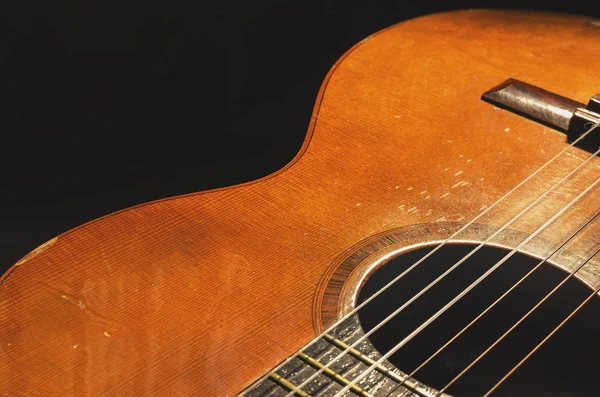 Shapes and lines of an old acoustic guitar — Stock Photo, Image