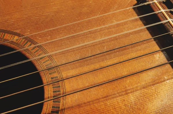 Formas e linhas de uma guitarra acústica antiga — Fotografia de Stock