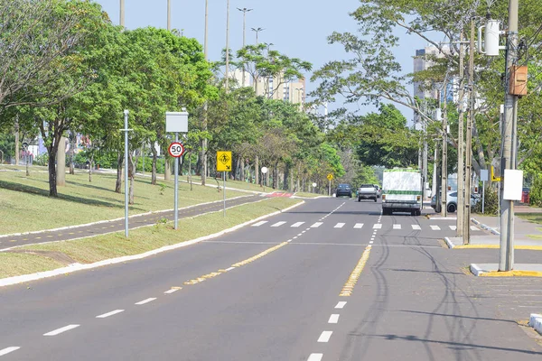 Radar de velocidad y paso de peatones en una avenida — Foto de Stock