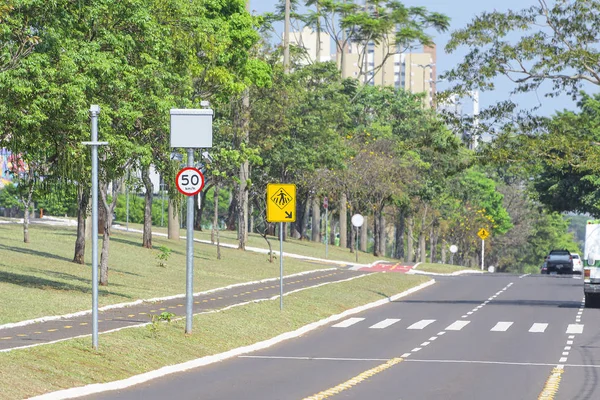 Radar de velocidad y paso de peatones en una avenida — Foto de Stock