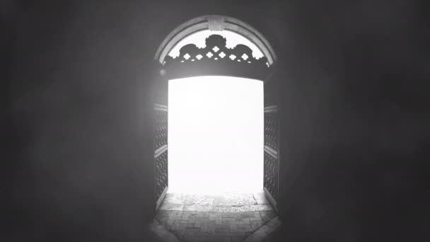 走向光明 大拱形门 门打开 周围烟雾弥漫 来世的过敏 进入天堂之门走出黑暗走向光明 — 图库视频影像