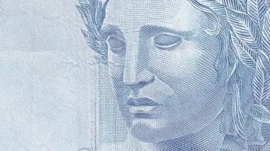 Üzücü bir ifade ile cumhuriyet sembolü Brezilyalı heykeli. Yüz tane gerçek banknot. Brezilya parası, Real Brl. Brezilya banknotunun kadını. Animasyonu kapat.