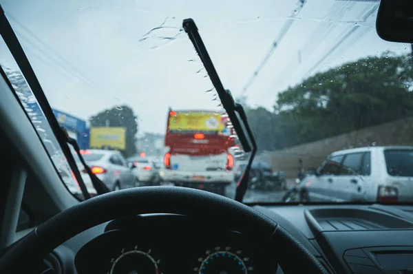 비에 차를 운전 — 스톡 사진