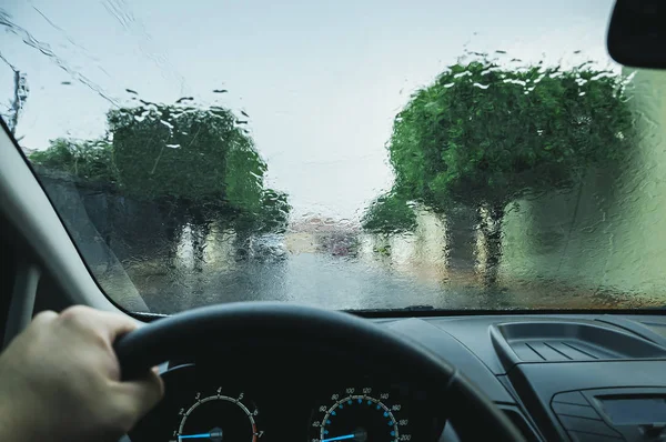 비에 젖은 자동차의 앞 유리 — 스톡 사진