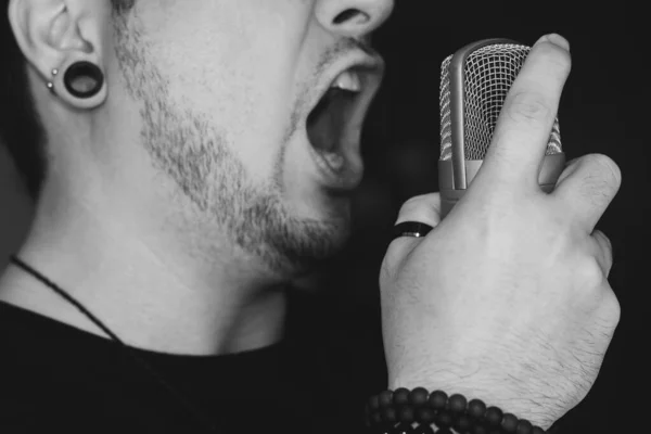Homme criant sur le microphone — Photo
