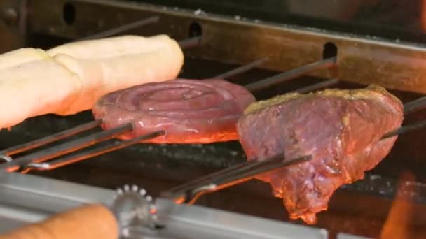 Churrasco Brasileiro Espetos Com Carne Salsicha Pão Alho Assando Fogo — Vídeo de Stock