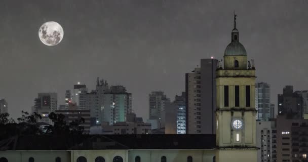Noche Lluviosa Una Ciudad Durante Luna Llena Vista Una Torre — Vídeos de Stock