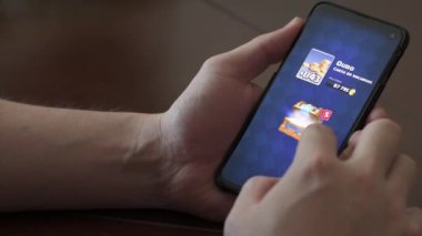 Brezilya - 10 Ağustos 2019: Samsung Galaxy S10e 'da Clash Royale mobil oyunu oynamak. İnternette çok oyunculu oyun oynanıyor. İllüstrasyon Editörü.