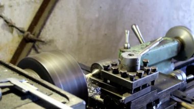 Plastik bir parça torna üzerinde yapılır, kesici yavaş bölümü ve talaşı dağılım tarafta hareket.