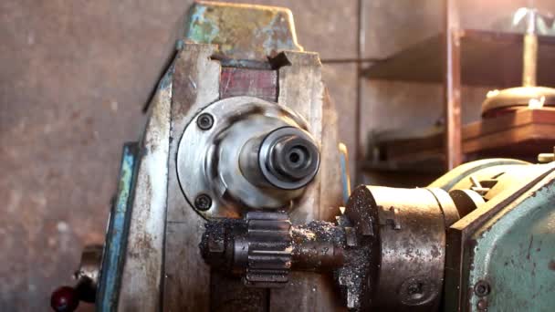 カットし ギアの金属歯 暖房から煙が上昇 金属チップがマシンに落ちる — ストック動画