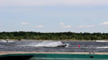 Scooter, yüksek hızda su kayma, ön planda gördüğümüz bir iskele.