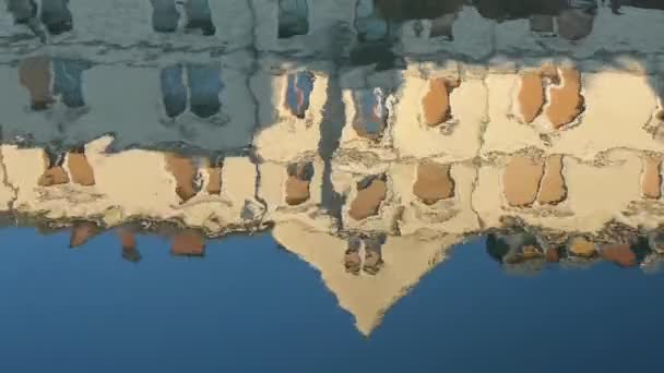 Reflection Water Old Building Waves Bay Marvelously Distort Picture Building — Stock Video