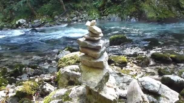 迅速な山川の岸辺の人々 は石からピラミッドを作った — ストック動画