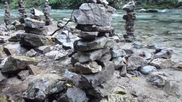 Στην Όχθη Του Ποταμού Στο Βουνό Υπάρχουν Πυραμίδες Από Πέτρες — Αρχείο Βίντεο