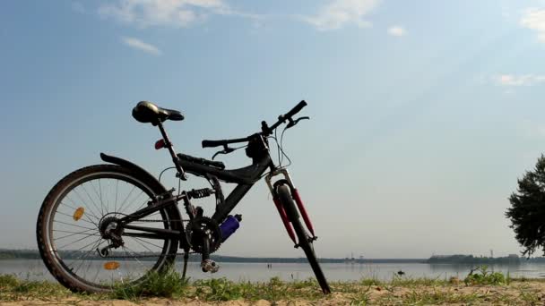 Sulla Riva Del Fiume Vediamo Una Bici Sportiva Nera Lontananza — Video Stock