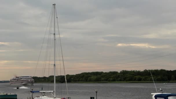 Witte Vier Dek Schip Verplaatst Langs Rivier Naar Dam Voorgrond — Stockvideo