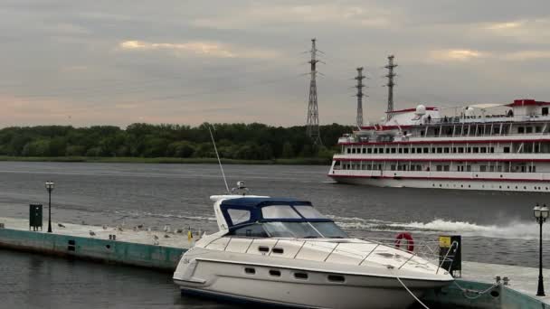 Barco Mueve Largo Del Río Contra Fondo Las Islas Primer — Vídeos de Stock
