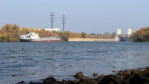 Barcaza Mueve Largo Amplio Canal Hasta Puerta Entrada Para Moverse — Vídeos de Stock